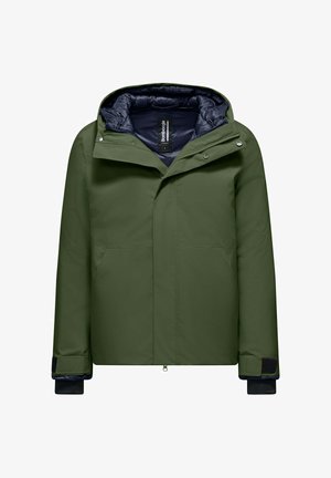 Giacca impermeabile verde oliva con zip frontale, cappuccio regolabile e interno blu a contrasto. Presenta polsini elasticizzati e due tasche laterali.