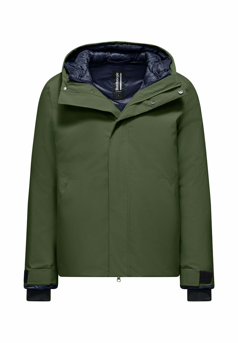 Oliwkowa, wodoodporna kurtka z zamkiem z przodu, regulowanym kapturem i kontrastującym niebieskim wnętrzem. Posiada elastyczne mankiety i dwie boczne kieszenie.
