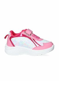 Scarpa sportiva rosa con pannello bianco lucido, accenti di glitter, cinturino in velcro e suola testurizzata. Presenta punta arrotondata e collo imbottito.