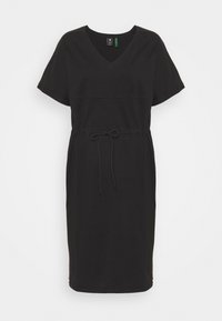 Svart bomulls-klänning med V-ringning, korta ärmar och justerbart dragsnöre i midjan. Har en rak passform och knälång fåll.