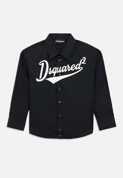 Chemise noire à manches longues avec boutons, logo blanc "Dsquared²" sur la poitrine et col pointu, taille étiquetée 4Y.
