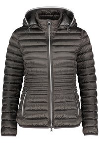 Pučová bunda v tmavě šedé barvě s horizontálním prošíváním, zapínáním na zip, bočními kapsami, nastavitelnou kapucí a kontrastní podšívkou.