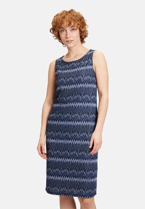 Ärmelloses, blau-weiß gemustertes Kleid mit einer figurbetonten Silhouette, geometrischem Design und knielangem Saum. Glatte Stofftextur.