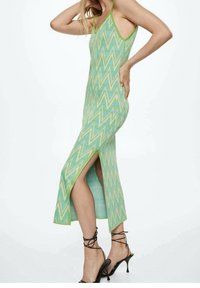 Robe tricotée verte avec un motif en zigzag, coupe slim et fente latérale. Les bretelles spaghetti et une finition texturée accentuent le design.