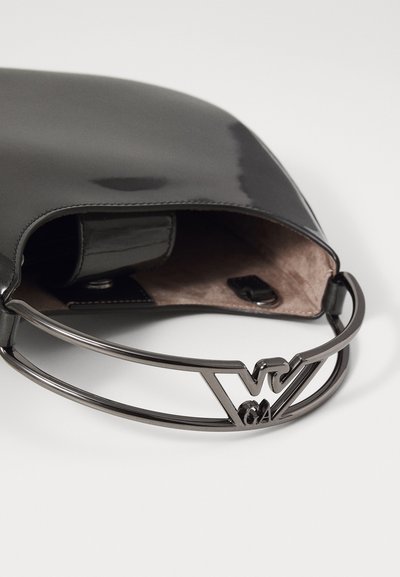 Borsa a mano in pelle patinata nera con finitura liscia, forma curva e un logo metallico prominente in un design elegante e moderno.