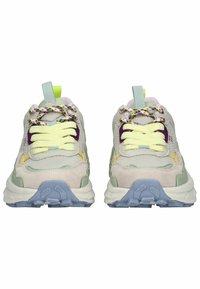 Světlé šedé tenisky s mikrovláknem a semišovými panely, vícebarevné tkaničky, fialový akcent a zelená poutka na patě. Texturovaná gumová podrážka.