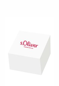 Weißer rechteckiger Kasten mit dem roten s.Oliver-Logo und dem in fetter, kontrastierender Schrift gedruckten Text "MODE FÜR DAS LEBEN".