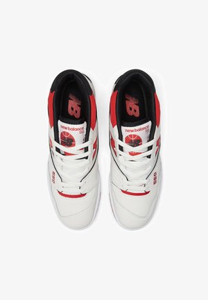 Paire de baskets New Balance 550 blanches, rouges et noires avec logo rouge "NB" et texte "new balance 550" sur la languette, vue de dessus.