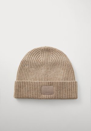 Strikket beige lue med ribbestruktur, som har en brettbar kant og en rektangulær logo-patch i en kontrasterende farge foran.