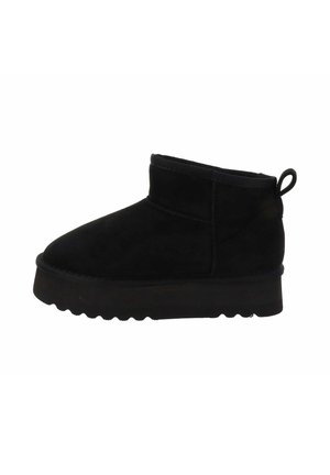 Stivale alla caviglia in suede nero con punta arrotondata, dettagli cuciti e suola in gomma testurizzata. Presenta un piccolo linguetta sul retro.