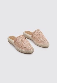 Zapatos sin cordones de color rosa claro con un diseño floral tejido, superficie texturizada y una suela de esparto parecida al yute. La suela de goma mejora el agarre.