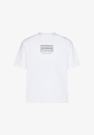 Camiseta blanca de manga corta con un dibujo lineal negro de un edificio y el texto "Calvin Klein 205 West 39th Street New York" centrado en el pecho.