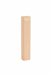 Blush-pink rechteckige Verpackung für einen angewinkelten Mischpinsel, ausgestattet mit goldener Schrift und einem glatten, matten Finish. Auffällige Details sind der Markenname.