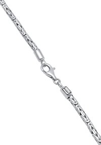 Sidabrinė pintinė apyrankė su lygiu paviršiumi, turinti omaro tipo užsegimą ir graviruotą logotipą ant stačiakampio žymės.