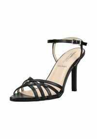 Sandale noire à talon haut avec des fines lanières croisées sur l'orteil, une bride à la cheville avec une boucle argentée, et une semelle intérieure beige.