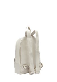 Zaino in pelle crema con due spallacci regolabili, texture liscia e tasche con zip laterali. Design compatto, parte superiore arrotondata, base robusta.