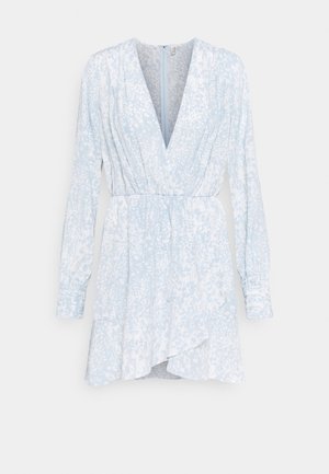 Hellblaues und weißes langärmliges Kleid mit Blumenmuster, tiefem V-Ausschnitt, geraffter Taille und asymmetrischem Rüschensaum.