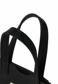 Czarna skórzana torebka z dwoma cienkimi uchwytami, o zorganizowanym kształcie i widocznym przeszyciu wzdłuż krawędzi. Minimalistyczny design bez wzorów.