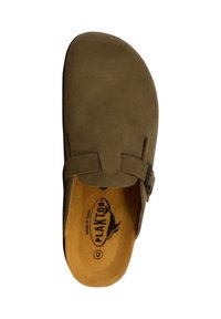 Scarpa slip-on in suede marrone con punta arrotondata, dettaglio con fibbia laterale e soletta in pelle liscia. Prodotta in Spagna, taglia etichettata 42.
