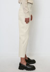 Marc O'Polo MODERN STYLE TAPERED LEG HIGH RISE WELT POCKET - Chino - chalky sand
