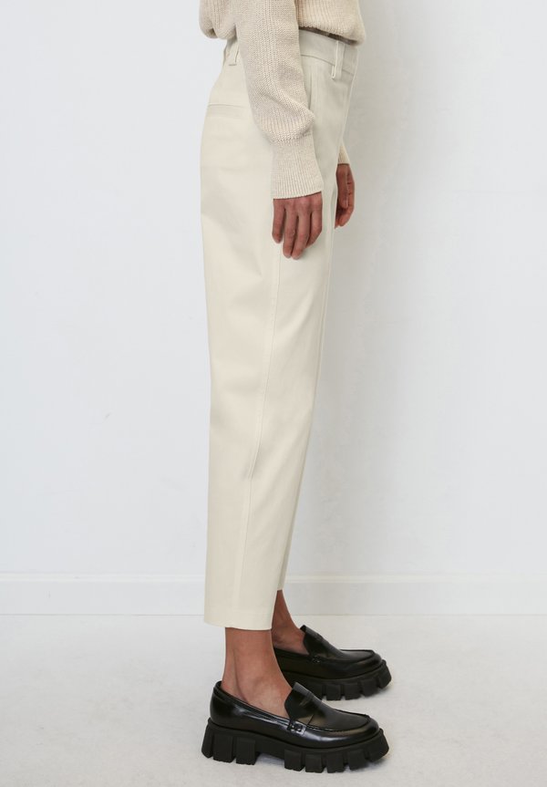 MODERN STYLE TAPERED LEG HIGH RISE WELT POCKET - Chinos - chalky sand2