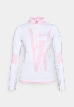 Weißes Langarm-Skioberteil mit pinkem Kragen, Ellenbogenpatches, Saumverzierung und einem pinken Grafikmotiv eines Skifahrers mit Skiern auf der Vorderseite.