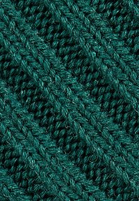 Tessuto in maglia di un verde scuro e strutturato, con un motivo a coste diagonali, realizzato in filato morbido e con una superficie leggermente pelosa.