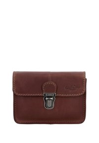 Cartera de cuero marrón con cierre de metal y costuras visibles, estampada con "Gusti Leder Studio" en la solapa del frontal.