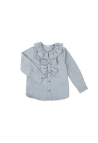 Camisa abotonada de color azul claro con mangas largas, que presenta un cuello con volantes y una tapeta frontal con un detalle de volante central. Textura de tela suave.