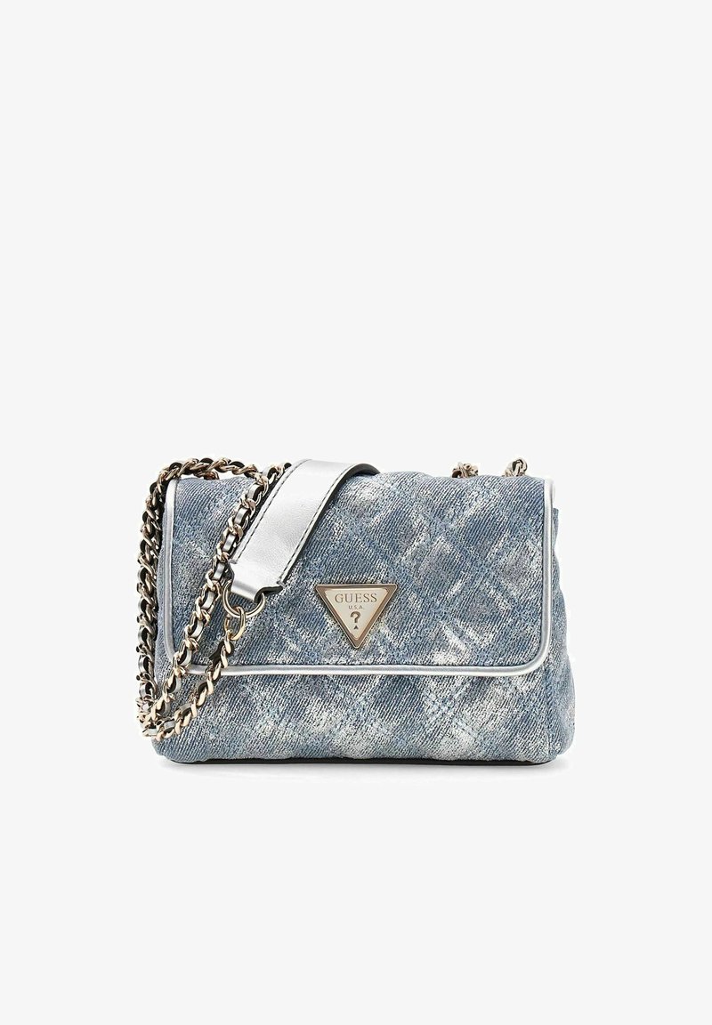 Μπλε υφασμάτινη τσάντα Guess με ασημένιο καπάκι, χρυσή αλυσίδα για λουράκι και τριγωνική ταμπέλα με λογότυπο στο μπροστινό καπάκι.