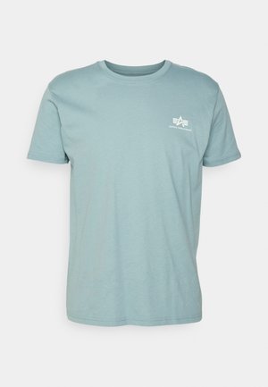 Svetlomodré bavlnené tričko s krátkymi rukávmi a okrúhlym výstrihom. Obsahuje biele logo na ľavej strane hrudníka. Minimalistický dizajn.