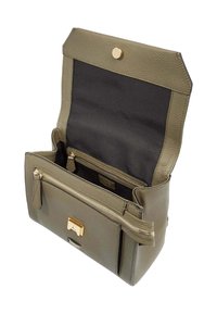 Sac à main en cuir vert avec une surface texturée, une poche zippée, des accessoires en or et une fermeture à pression. L'intérieur présente une doublure contrastante noire.