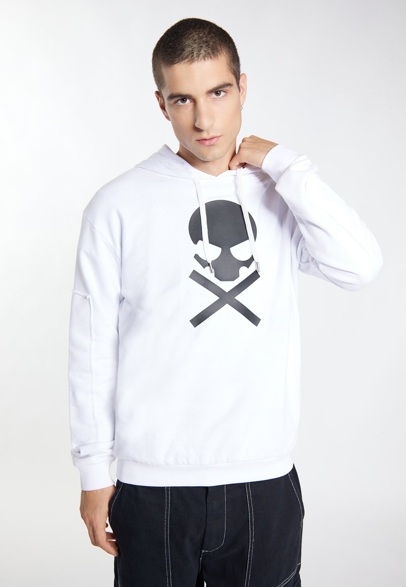 Biała bluza z kapturem z grafiką cz skull and crossbones na przodzie. Posiada regulowany kaptur oraz prążkowane mankiety i dół.