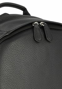 Zaino in pelle nera con superficie strutturata, dotato di doppi tiranti metallici per la cerniera e di una maniglia superiore liscia e arrotondata.