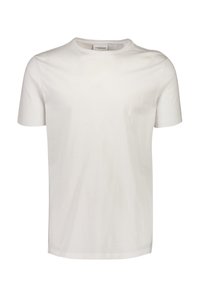Hvit kortermet t-skjorte laget av glatt bomull. Har en klassisk rund hals og en avslappet passform uten synlige mønstre eller aksenter.