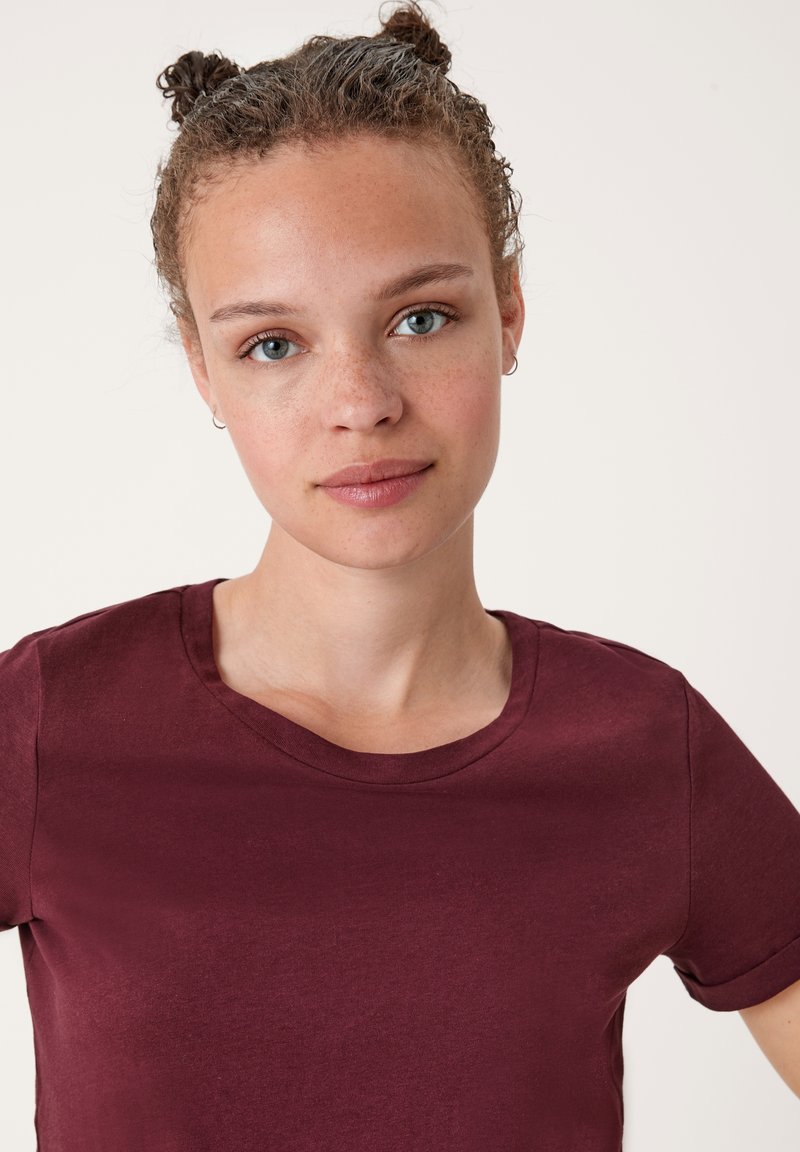 Damen T-Shirts | QS by s.Oliver MIT UMGESCHLAGENEN ÄRMELN T-Shirt basic purple/bordeaux - GS12398 Damen T-Shirts | QS by s.Oliver MIT UMGESCHLAGENEN ÄRMELN T-Shirt basic purple/bordeaux - GS12398