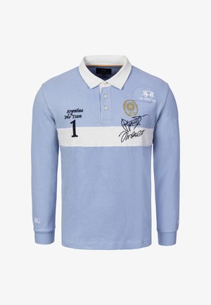Lyseblå langærmet polo-shirt med hvid vandret stribe, broderede logoer, nummer "1" og en tekstureret stof med krave.