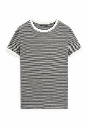 Černobílé tričko s úzkými vodorovnými pruhy a krátkými rukávy, s bílým lemem na límci a okrajích rukávů, zobrazené rozložené na bílém pozadí.