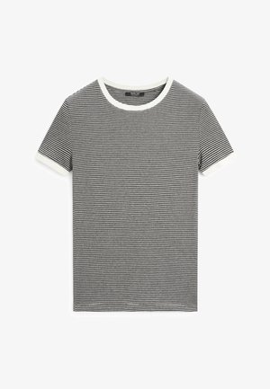 Černobílé tričko s úzkými vodorovnými pruhy a krátkými rukávy, s bílým lemem na límci a okrajích rukávů, zobrazené rozložené na bílém pozadí.