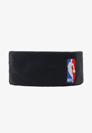 Bandă de cap tricotată neagră, cu un logo NBA brodat în roșu, alb și albastru pe lateral. Textură moale, formă cilindrică și potrivire elastică.