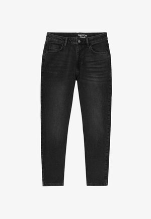 Jean en denim noir à coupe droite, avec un léger effet de délavage à l'avant, cinq poches, et une étiquette à la taille portant le nom "Gaston."