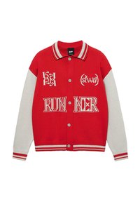 Cardigan tricoté rouge et gris avec ouverture boutonnée, col rayé et motifs de texte décoratifs, incluant le mot "RUNNER" en lettres bien visibles.