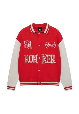 Piros és szürke kötött kardigán gombos elülső résszel, csíkos gallérral és díszítő szövegmintákkal, köztük feltűnő "RUNNER" felirattal.