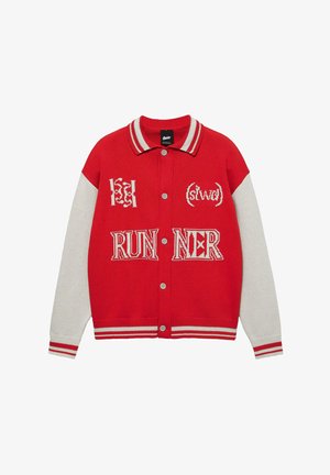 Roter und grauer Strickcardigan mit Knopfleiste, gestreiftem Kragen und dekorativen Schriftmustern, darunter der auffällige Schriftzug "RUNNER".