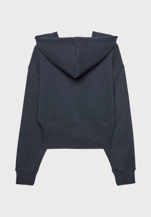 Afskåret hoodie i mørkegrå, med en stor hætte, lange ærmer og ribbet kant. Lavet af blødt, tekstureret stof.