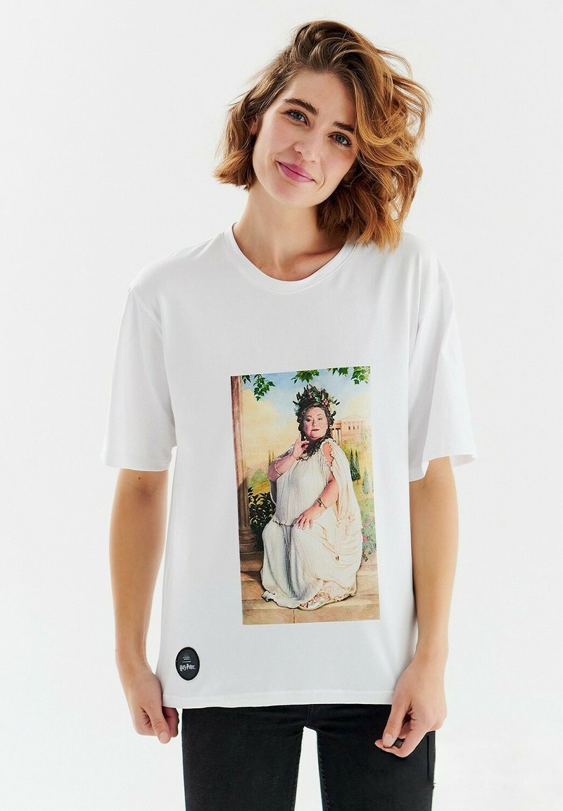 Bílý bavlněný tričko s velkým potiskem klasického obrazu. Krátké rukávy, uvolněný střih a malé černé logo na lemu.