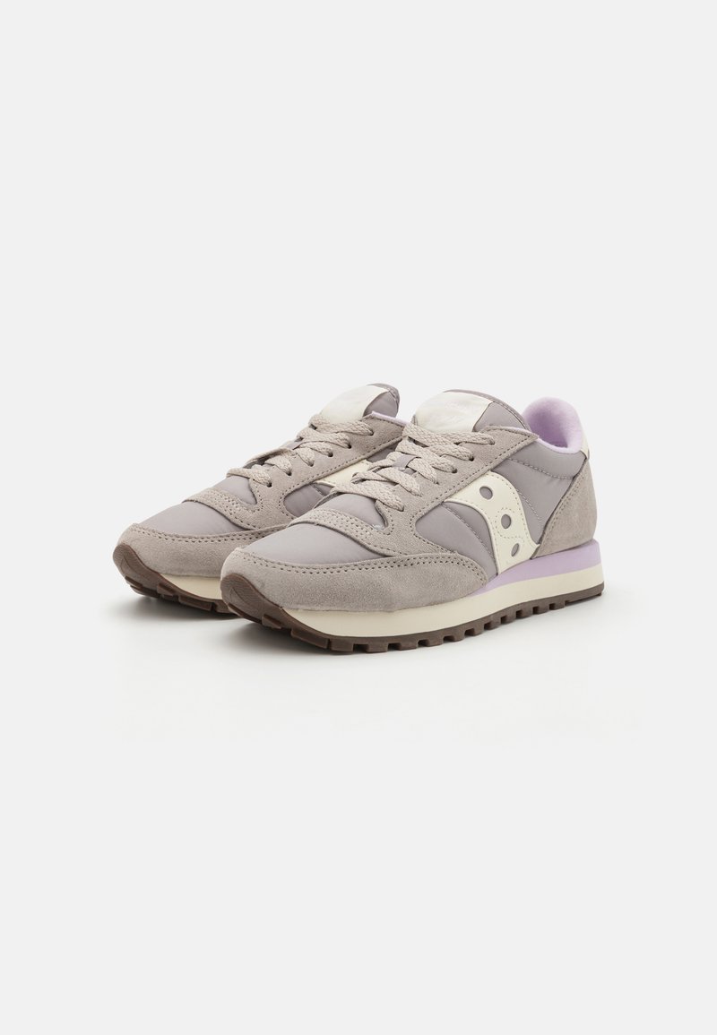 Le sneaker in suede e mesh grigio presentano un logo bianco, dettagli in viola chiaro, una suola texturizzata e una collana e linguetta imbottite.