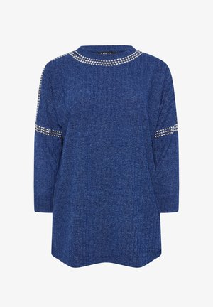 Pull en tricot bleu avec une texture côtelée, col rond, manches trois quarts, et orné de clous en argent le long des épaules.