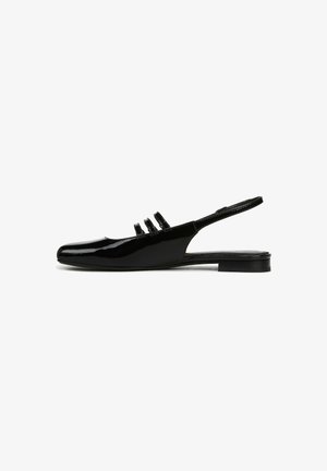 Chaussures slingback en cuir verni noir au design épuré, à bout carré et trois fines lanières à l'avant. Talon bas.