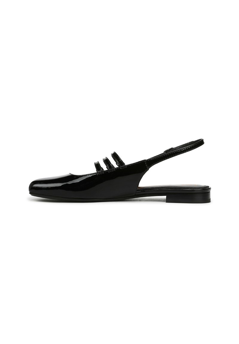 Zwarte gepatineerde leren slingback schoenen met een elegante uitstraling, vierkante neus en drie smalle banden aan de voorkant. Lage blokhak.